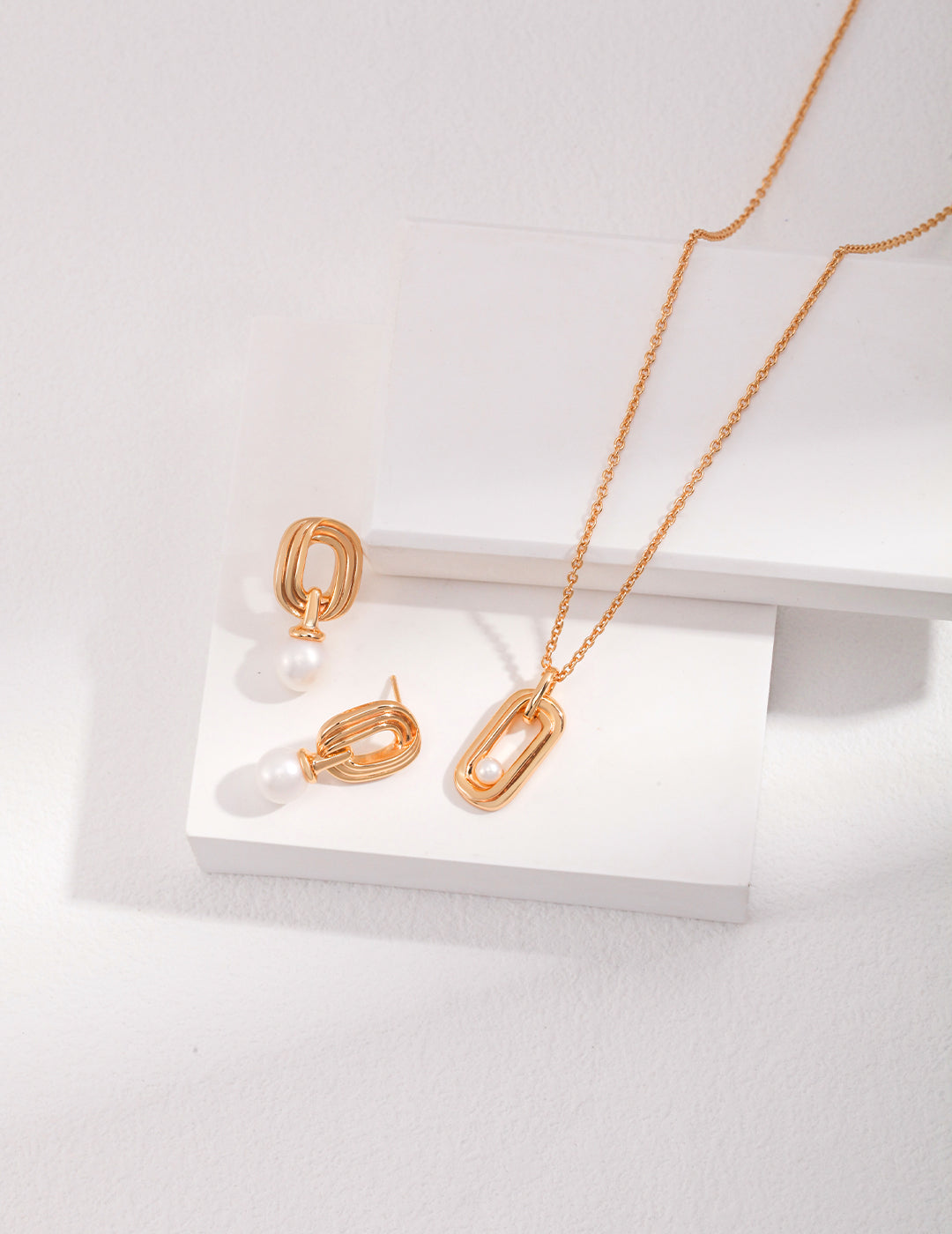 Minimalist Gold Pendant Necklace